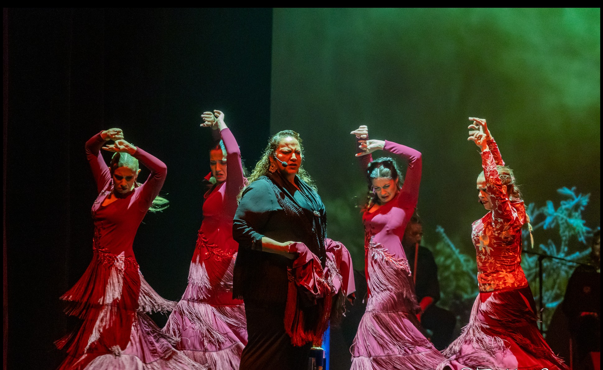 nati cantandole al bestido y hermanas igual